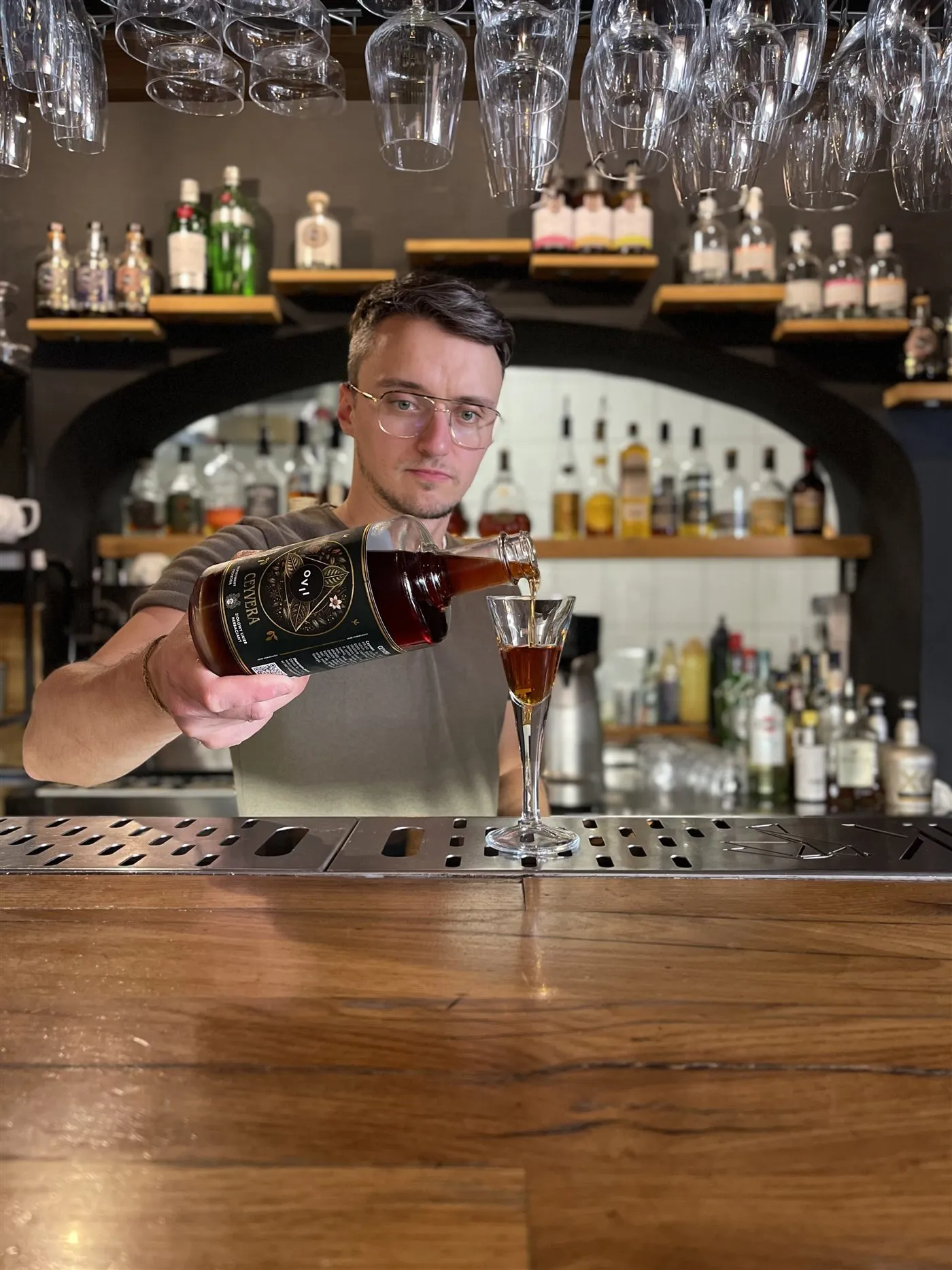 Barman nalewa CEYVERĘ do kieliszka w restauracji Karmnik