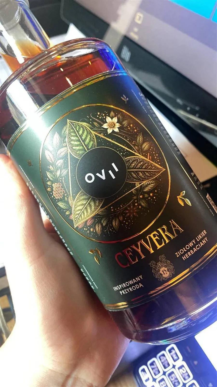 Butelka CEYVERY z bliska, zdjęcie z Piernicovej